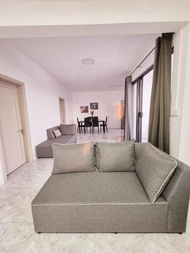 Un lugar para sentarse en Skyview Apartment- Rooftop Penthouse with Sunset & Sea Views