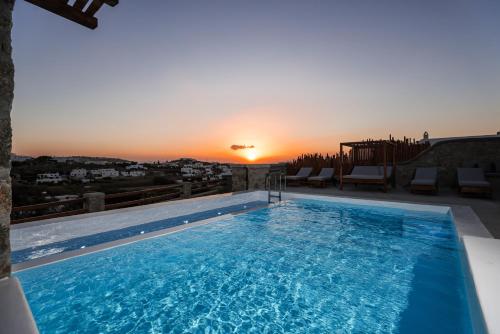Sunset Views - George Villa IV, with Private Pool close to Town