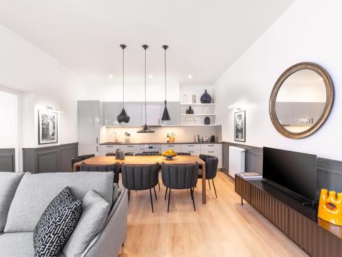 LivinParis - Luxury AC 3 Bedrooms Le Louvre I