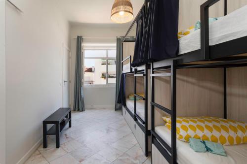Кровать или кровати в номере Lemon Hostel Faro
