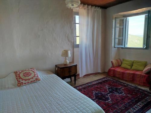 une chambre avec un lit, une fenêtre et un canapé dans l'établissement Olmeto 10 mn plage App 5-6P, à Olmeto