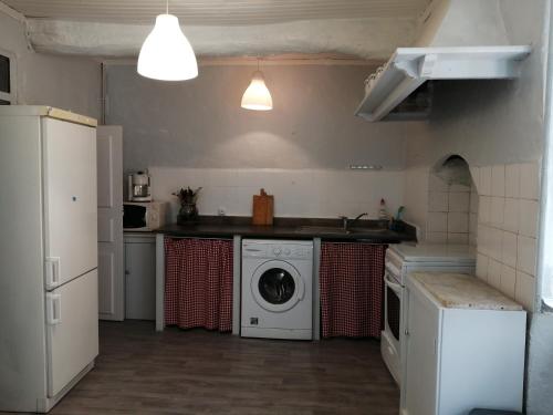 Il comprend une cuisine équipée d'un lave-linge et d'un sèche-linge. dans l'établissement Olmeto 10 mn plage App 5-6P, à Olmeto