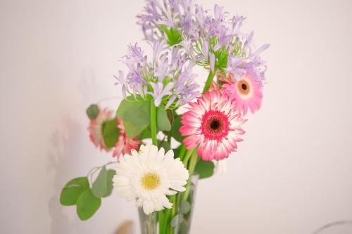 a vase filled with purple and white flowers at Villa Maredona in Ascea