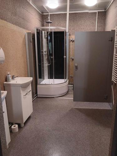 a bathroom with a shower and a sink at Chata na Rogu in Boszkowo-Letnisko