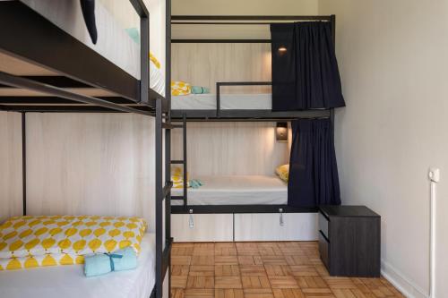 Кровать или кровати в номере Lemon Hostel Faro