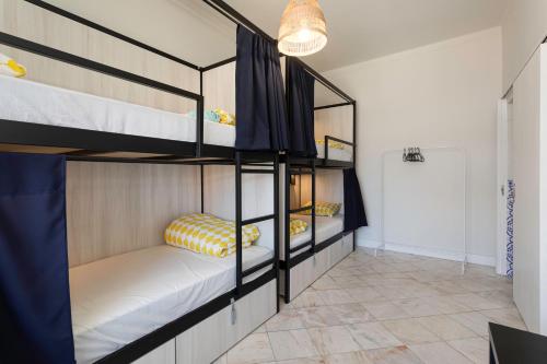 Кровать или кровати в номере Lemon Hostel Faro