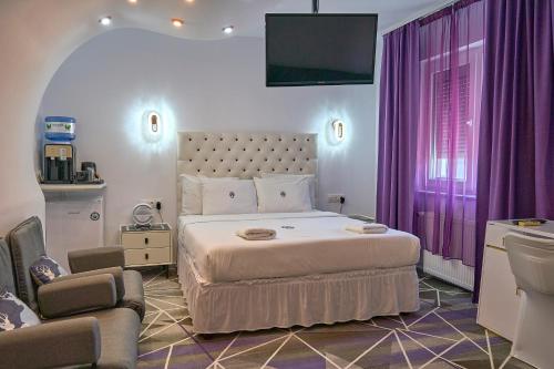 Ένα ή περισσότερα κρεβάτια σε δωμάτιο στο Amethyst House Therme & Bucharest Otopeni Airport