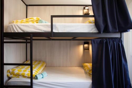 Кровать или кровати в номере Lemon Hostel Faro
