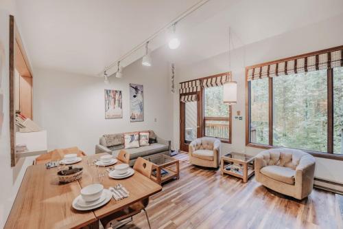 ein Wohnzimmer mit Tisch und Stühlen in der Unterkunft 91SW - Wi-Fi - Pets Ok - Sleeps 6 condo in Glacier