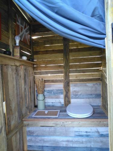 Φωτογραφία από το άλμπουμ του Caravane romantique " La Seventies" avec jacuzzi privatif σε Lapalisse