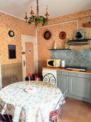 - une cuisine avec une table, une table et des chaises dans l'établissement Rosalie Cottage, à Beaurepaire