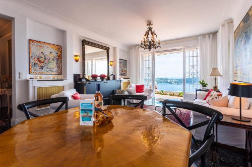 un salon avec une table et des chaises en bois dans l'établissement ROMANTIC VILLA VI4412 By Riviera Holiday Homes, à Villefranche-sur-Mer