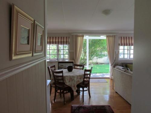 Un comedor con mesa y sillas en Deja Vu Cottage, en Sedgefield