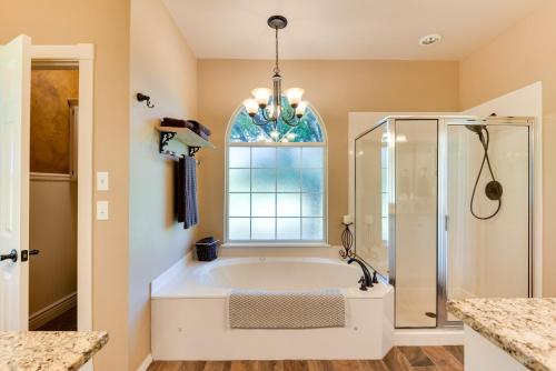 Ένα μπάνιο στο 15-Acre Retreat near Dtwn Tulsa and Skiatook Lake