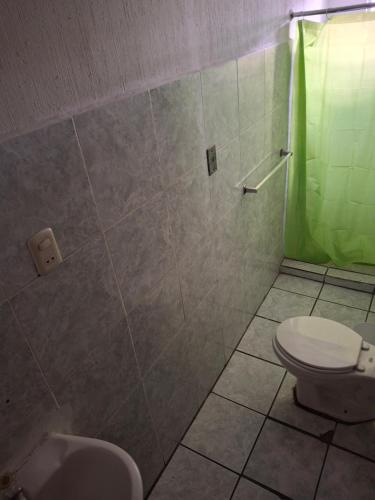un baño con inodoro y ducha en La Tía, en Jalapa