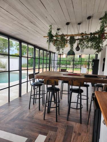 a dining room with a table and some chairs at L'Apt Tropez in Apt