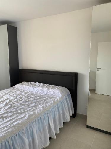 une chambre avec un lit avec une couette blanche dans l'établissement Chez le pacha, à Antibes