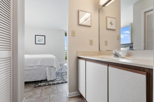 Η κουζίνα ή μικρή κουζίνα στο Tristan Towers Unit 3C