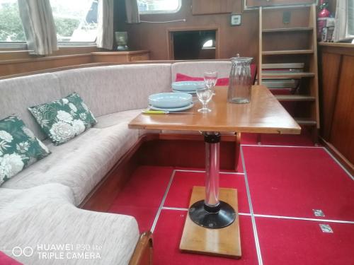 un salon avec un canapé et une table dans l'établissement Appartement bateau Narbonne, à Narbonne