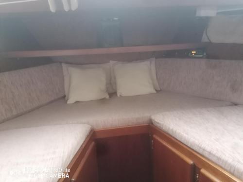 deux sièges rembourrés dans une petite pièce dans un bateau dans l'établissement Appartement bateau Narbonne, à Narbonne