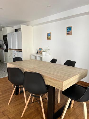 d'une table à manger entourée de chaises noires. dans l'établissement Chambre , hôtel particulier Bordeaux, à Bordeaux