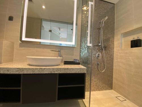 un baño con lavabo y ducha en Star Resident KLCC By M&T, en Kuala Lumpur
