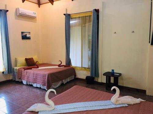 Ein Bett oder Betten in einem Zimmer der Unterkunft Hotel Cocodrilo Sierpe