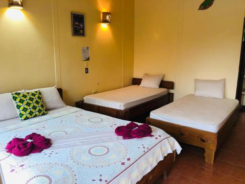 Ein Bett oder Betten in einem Zimmer der Unterkunft Hotel Cocodrilo Sierpe