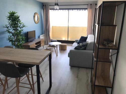 un salon avec un canapé et une table dans l'établissement LACANAU Océan, à Lacanau