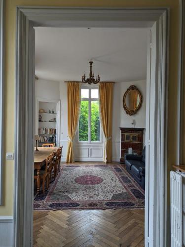 un salon avec une table et une salle à manger dans l'établissement Château de Branville, à Saint-Aubin-Epinay