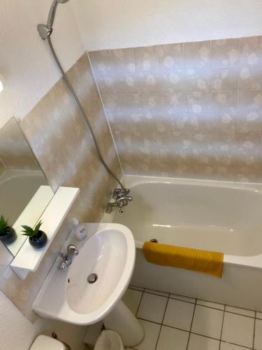 une salle de bain avec un lavabo, une baignoire et des toilettes dans l'établissement Auberge de Thiéry, à Thiéry