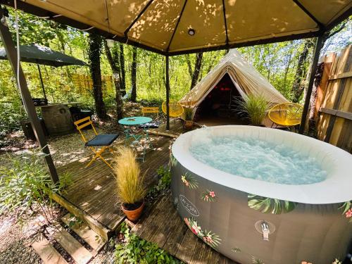 - un bain à remous dans un kiosque avec une tente dans l'établissement CYBÈLE, à Bernac