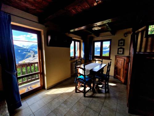 Vista generica sulle montagne o vista sulle montagne dall'interno della villa