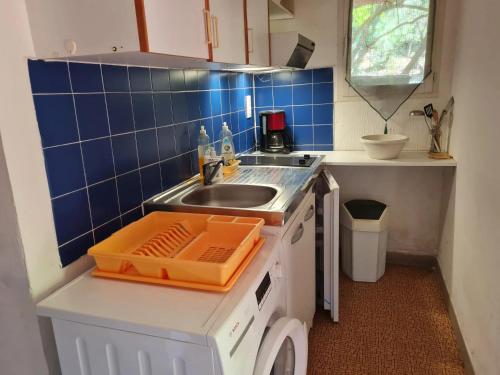 Dapur atau dapur kecil di Appartement confortable à Pietrosella 40 m² avec jardin