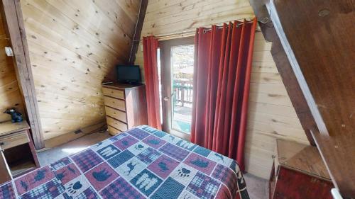 Кровать или кровати в номере Claim Jumper A-Frame 5 - Pet Friendly - WiFi - Cable - Grill - Gas Fireplace