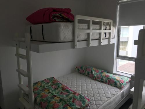 帕拉卡斯Duplex 1 Fila Vista Bahía Paracas - Sotavento 501 T3的带窗户的房间里有两张双层床