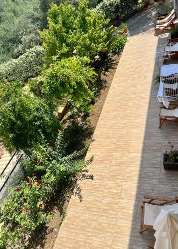 Κήπος έξω από το Afrodite's Loft & Studios