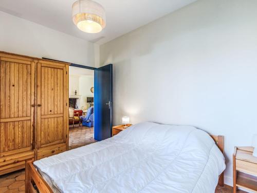 - une chambre avec un lit et une porte bleue dans l'établissement Holiday Home Bâbord by Interhome, à Médis