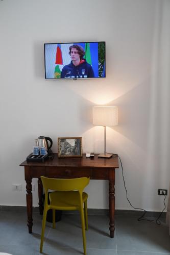 Una televisión o centro de entretenimiento en Ducas Rooms and Suite