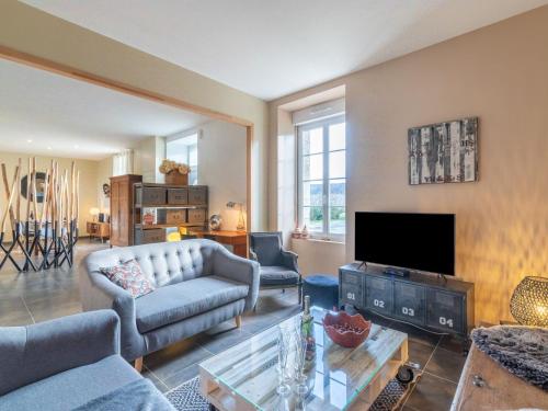 un salon avec un canapé et une télévision dans l'établissement Holiday Home La maison des Frères - Villa by Interhome, à Caden