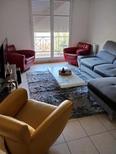 un salon avec un canapé et une table dans l'établissement Appartement Familial 5 pers, à Montgeron