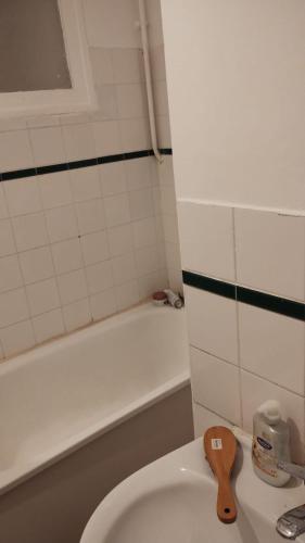 La salle de bains est pourvue d'une baignoire blanche et d'un lavabo blanc. dans l'établissement Appartement Familial 5 pers, à Montgeron