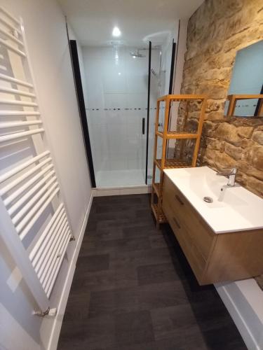 a bathroom with a sink and a shower at Odet, maison avec grande terrasse in Rosporden