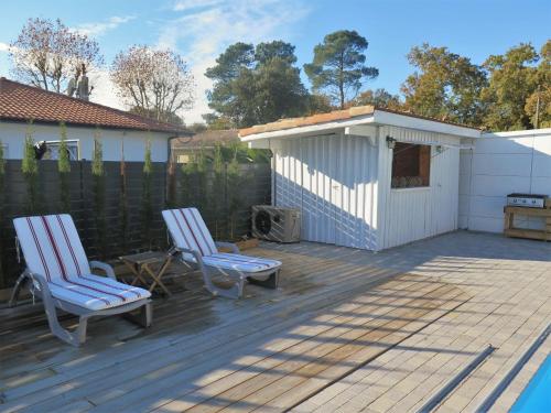 une terrasse avec deux chaises et un petit abri dans l'établissement Villa Villa Camélia by Interhome, à Andernos-les-Bains
