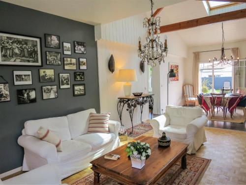 - un salon avec deux canapés blancs et une table dans l'établissement Villa Villa Camélia by Interhome, à Andernos-les-Bains