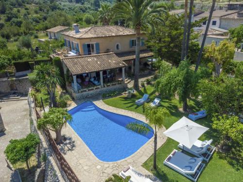 widok z powietrza na willę z basenem w obiekcie Villa La Font by Interhome w mieście Mancor del Valle