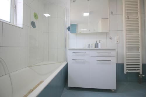 Bilik mandi di Sweet Fantasy Apartment
