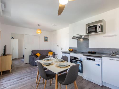 une cuisine et un salon avec une table et des chaises dans l'établissement Apartment Cap Océan-2 by Interhome, à Capbreton