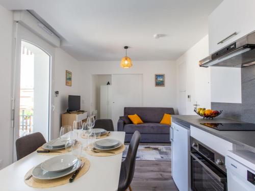 une cuisine et un salon avec une table et des chaises dans l'établissement Apartment Cap Océan-2 by Interhome, à Capbreton