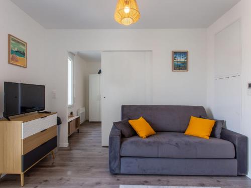 un salon avec un canapé et une télévision dans l'établissement Apartment Cap Océan-2 by Interhome, à Capbreton